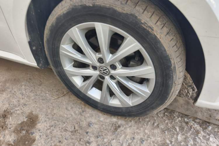 Used Volkswagen Lavida 2017 1.6L Automatic Comfort Edition Right Front Wheel Hub