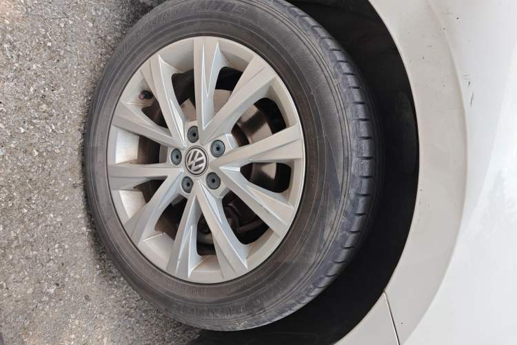Used Volkswagen Lavida 2017 1.6L Automatic Comfort Edition Right Front Wheel Hub