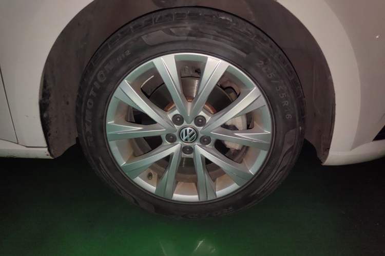 Used Volkswagen Lavida 2017 1.6L Automatic Comfort Edition Right Front Wheel Hub