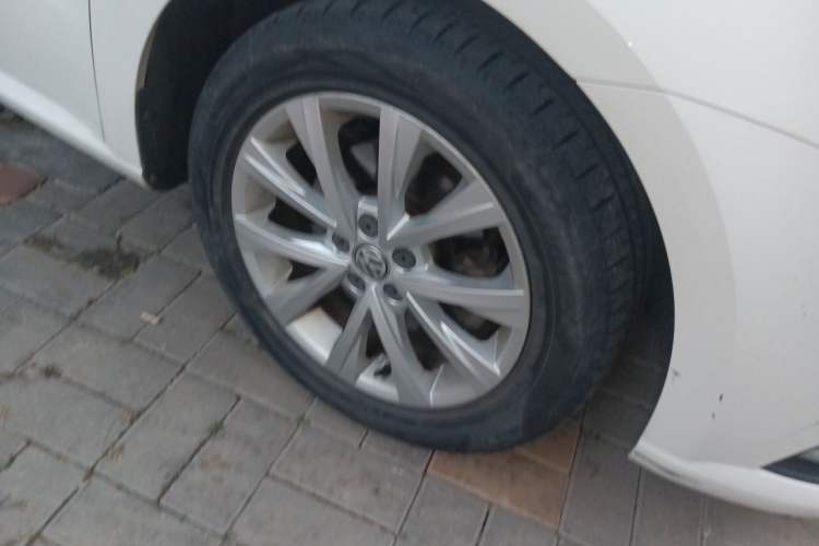 Used Volkswagen Lavida 2017 1.6L Automatic Comfort Edition Right Front Wheel Hub