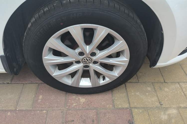 Used Volkswagen Lavida 2017 1.6L Automatic Comfort Edition Right Front Wheel Hub