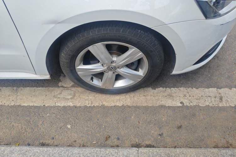 Used Volkswagen Lavida 2017 1.6L Automatic Fashion Edition Right Front Wheel Hub