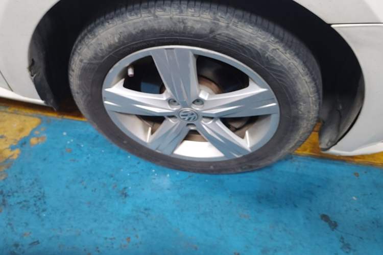 Used Volkswagen Lavida 2017 1.6L Manual Fashion Edition Right Front Wheel Hub