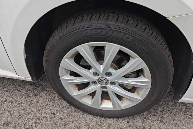 Used Volkswagen Lavida 2017 1.6L Automatic Comfort Edition Right Front Wheel Hub