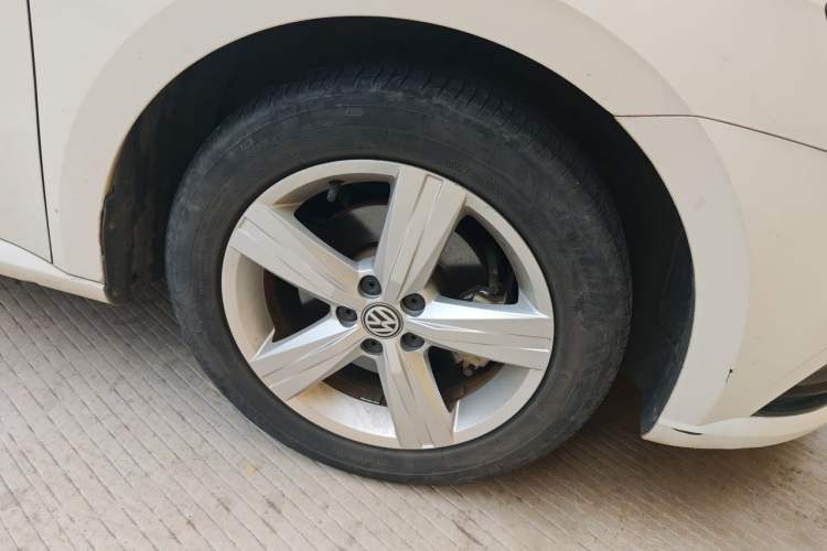 Used Volkswagen Lavida 2017 1.6L Automatic Fashion Edition Right Front Wheel Hub
