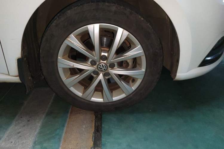 Used Volkswagen Lavida 2017 1.6L Automatic Comfort Edition Right Front Wheel Hub