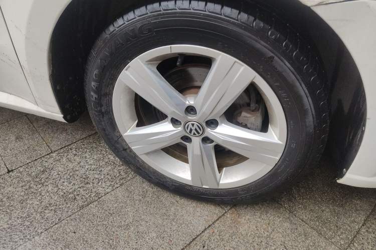 Used Volkswagen Lavida 2017 1.6L Automatic Fashion Edition Right Front Wheel Hub