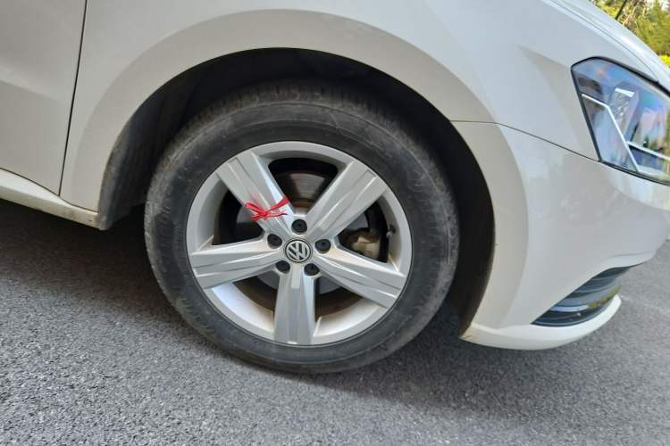Used Volkswagen Lavida 2017 1.6L Automatic Fashion Edition Right Front Wheel Hub