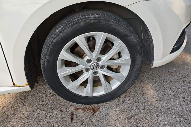 Used Volkswagen Lavida 2017 1.6L Automatic Comfort Edition Right Front Wheel Hub