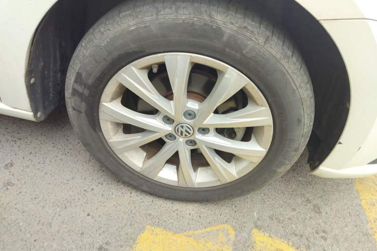 Used Volkswagen Lavida 2017 1.6L Automatic Comfort Edition Right Front Wheel Hub