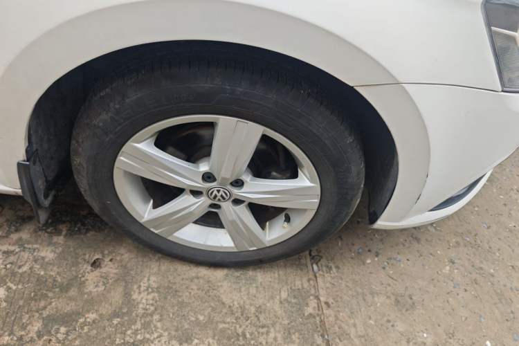 Used Volkswagen Lavida 2017 1.6L Automatic Fashion Edition Right Front Wheel Hub