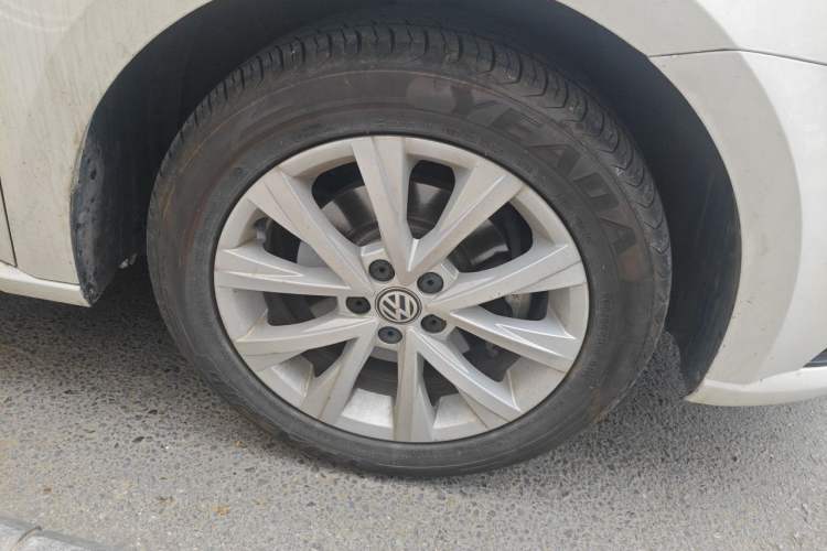 Used Volkswagen Lavida 2017 1.6L Automatic Comfort Edition Right Front Wheel Hub