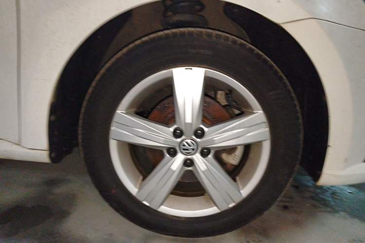 Used Volkswagen Lavida 2017 1.6L Automatic Fashion Edition Right Front Wheel Hub