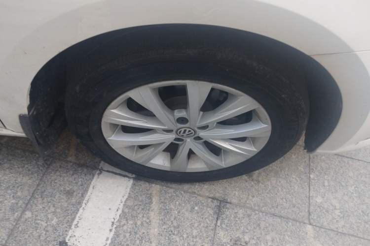 Used Volkswagen Lavida 2017 1.6L Automatic Comfort Edition Right Front Wheel Hub