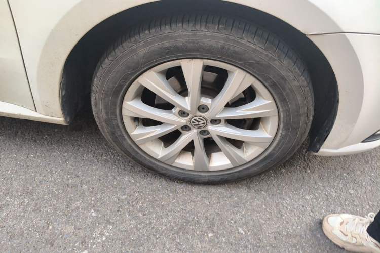 Used Volkswagen Lavida 2017 1.6L Automatic Comfort Edition Right Front Wheel Hub