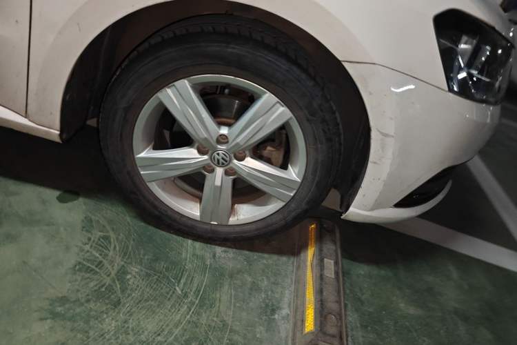 Used Volkswagen Lavida 2017 1.6L Automatic Fashion Edition Right Front Wheel Hub