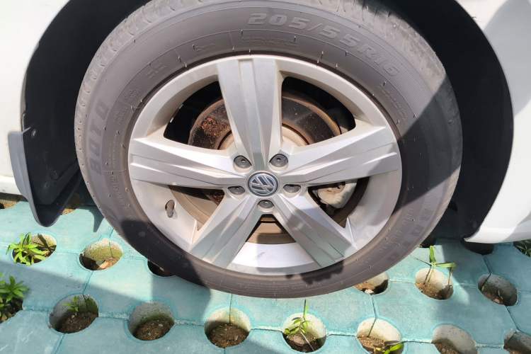 Used Volkswagen Lavida 2017 1.6L Automatic Fashion Edition Right Front Wheel Hub