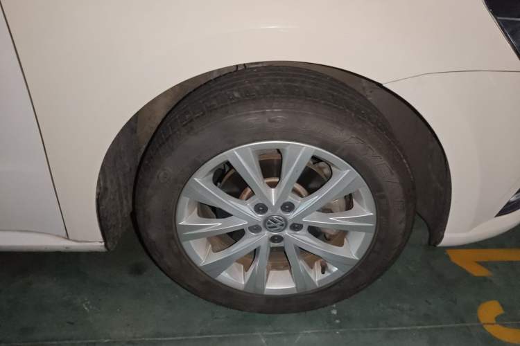 Used Volkswagen Lavida 2017 1.6L Automatic Comfort Edition Right Front Wheel Hub