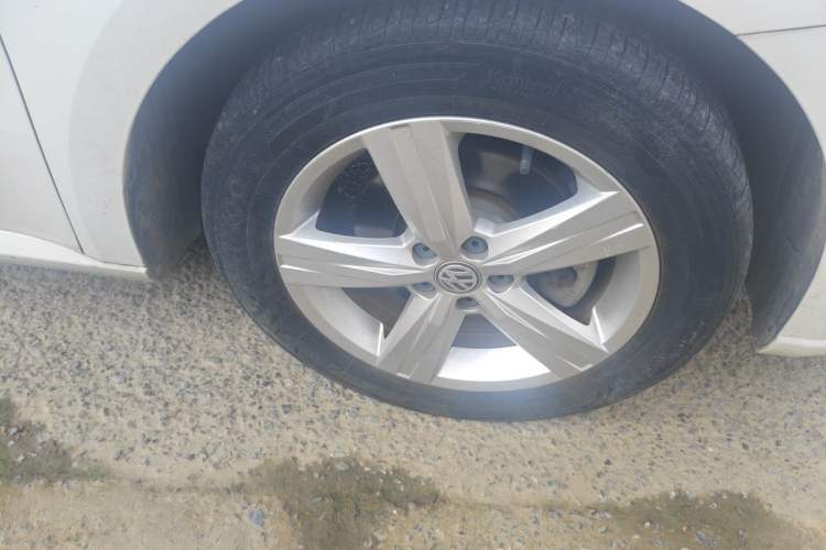 Used Volkswagen Lavida 2017 1.6L Automatic Fashion Edition Right Front Wheel Hub