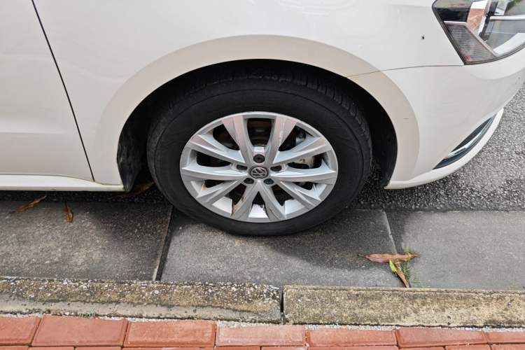 Used Volkswagen Lavida 2017 230TSI DSG Comfort Edition Right Front Wheel Hub