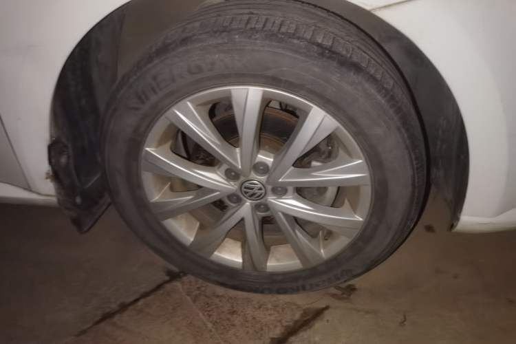 Used Volkswagen Lavida 2017 1.6L Automatic Comfort Edition Right Front Wheel Hub