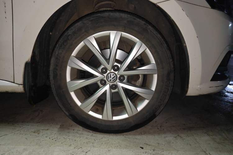 Used Volkswagen Lavida 2017 1.6L Automatic Comfort Edition Right Front Wheel Hub