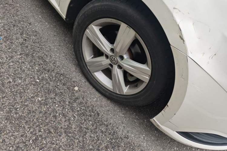 Used Volkswagen Lavida 2017 1.6L Automatic Fashion Edition Right Front Wheel Hub