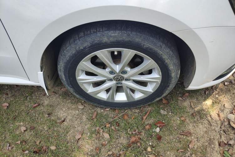 Used Volkswagen Lavida 2017 1.6L Automatic Comfort Edition Right Front Wheel Hub