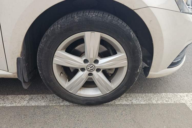 Used Volkswagen Lavida 2017 1.6L Manual Fashion Edition Right Front Wheel Hub
