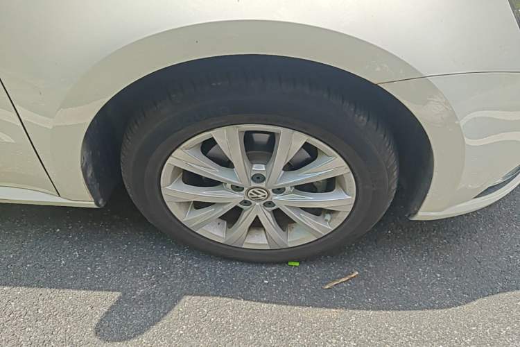 Used Volkswagen Lavida 2017 1.6L Automatic Comfort Edition Right Front Wheel Hub