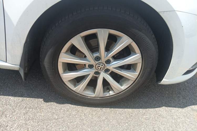 Used Volkswagen Lavida 2017 1.6L Automatic Comfort Edition Right Front Wheel Hub