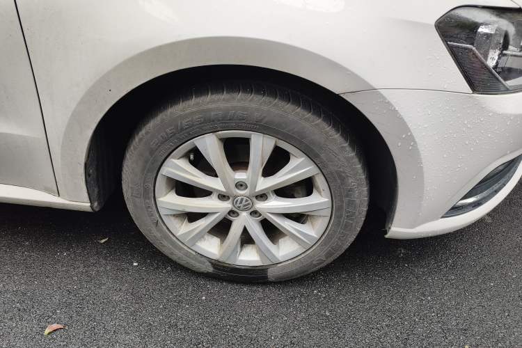 Used Volkswagen Lavida 2017 1.6L Automatic Comfort Edition Right Front Wheel Hub