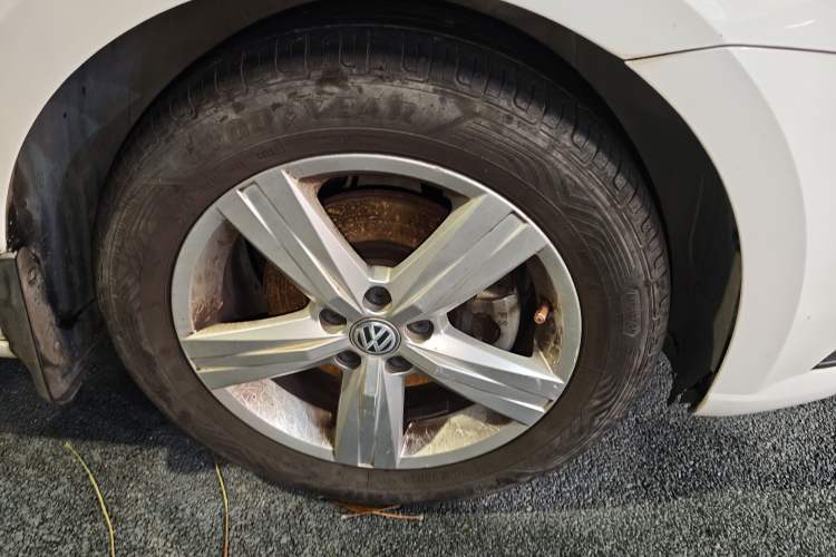 Used Volkswagen Lavida 2017 1.6L Automatic Fashion Edition Right Front Wheel Hub