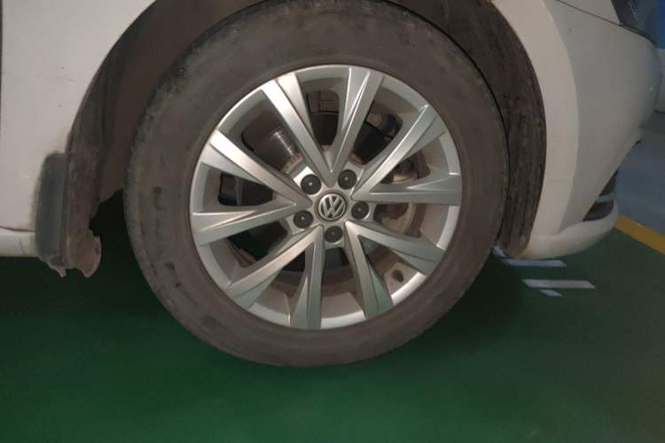 Used Volkswagen Lavida 2017 1.6L Automatic Comfort Edition Right Front Wheel Hub