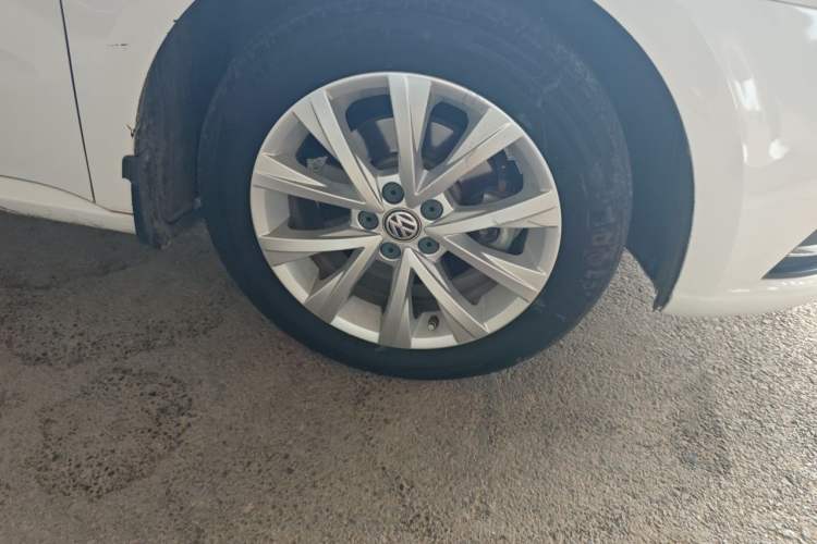 Used Volkswagen Lavida 2017 1.6L Automatic Comfort Edition Right Front Wheel Hub