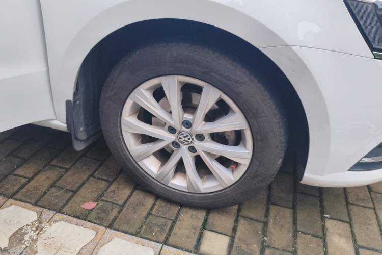 Used Volkswagen Lavida 2017 1.6L Automatic Comfort Edition Right Front Wheel Hub