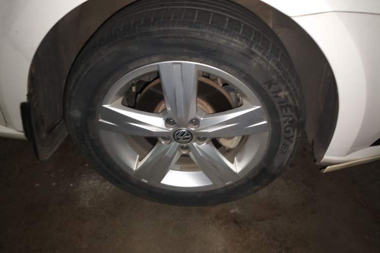 Used Volkswagen Lavida 2017 1.6L Manual Fashion Edition Right Front Wheel Hub
