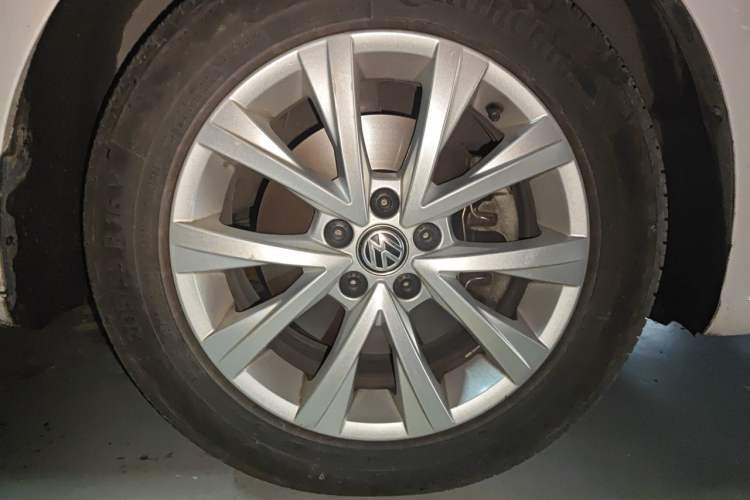 Used Volkswagen Lavida 2017 230TSI DSG Comfort Edition Right Front Wheel Hub