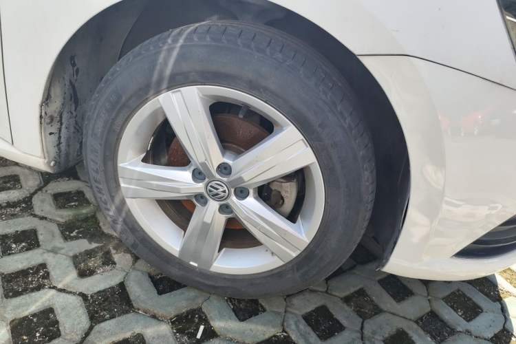 Used Volkswagen Lavida 2017 1.6L Automatic Fashion Edition Right Front Wheel Hub