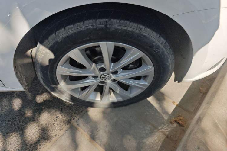 Used Volkswagen Lavida 2017 1.6L Automatic Comfort Edition Right Front Wheel Hub