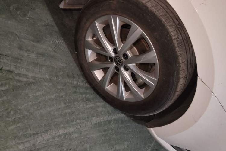 Used Volkswagen Lavida 2017 1.6L Automatic Comfort Edition Right Front Wheel Hub