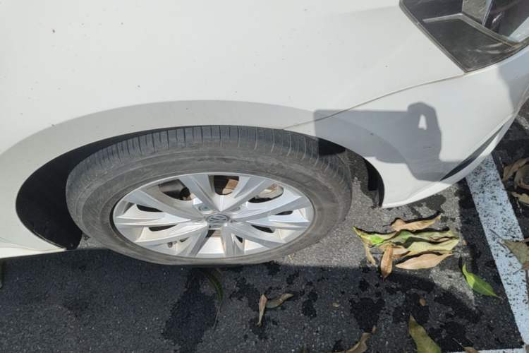 Used Volkswagen Lavida 2017 1.6L Automatic Comfort Edition Right Front Wheel Hub