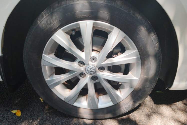 Used Volkswagen Lavida 2017 230TSI DSG Comfort Edition Right Front Wheel Hub