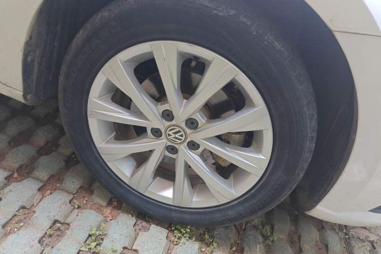 Used Volkswagen Lavida 2017 1.6L Automatic Comfort Edition Right Front Wheel Hub