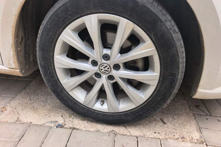 Used Volkswagen Lavida 2017 230TSI DSG Comfort Edition Right Front Wheel Hub