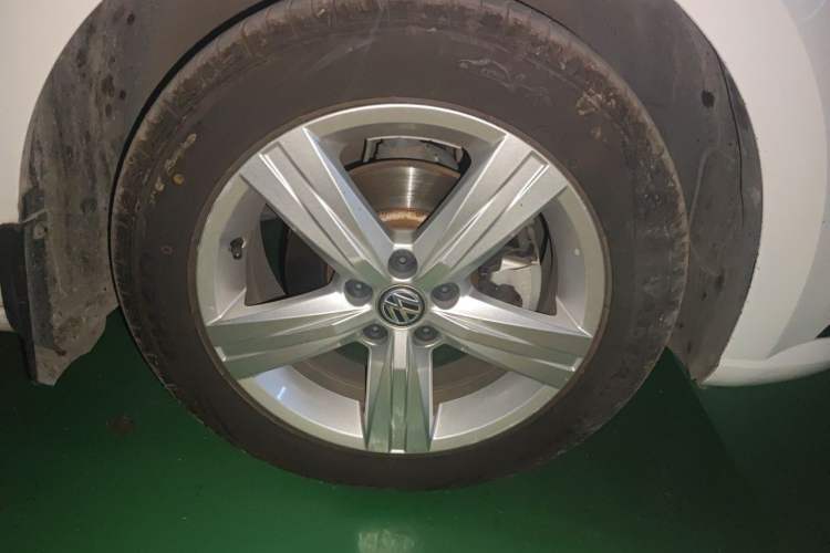Used Volkswagen Lavida 2017 1.6L Automatic Fashion Edition Right Front Wheel Hub