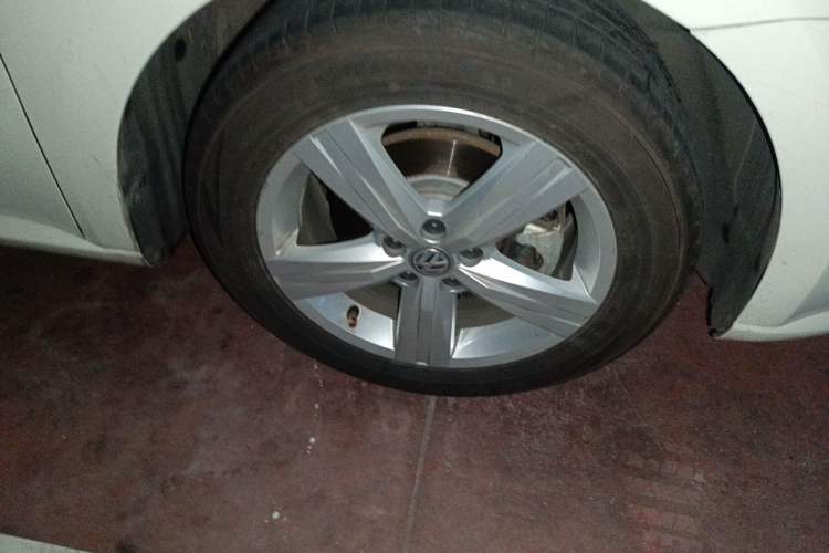 Used Volkswagen Lavida 2017 1.6L Automatic Fashion Edition Right Front Wheel Hub