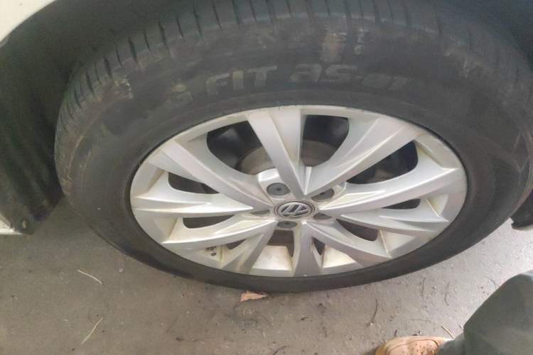 Used Volkswagen Lavida 2017 1.6L Automatic Comfort Edition Right Front Wheel Hub