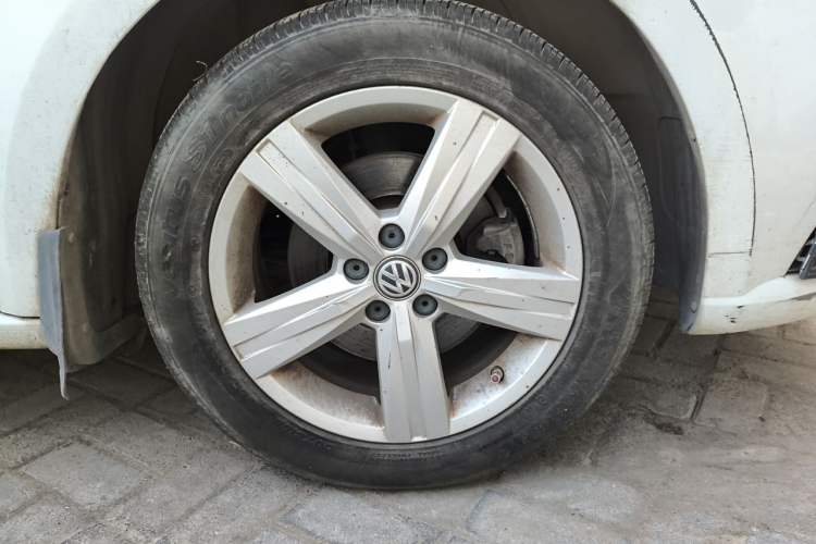 Used Volkswagen Lavida 2017 1.6L Automatic Fashion Edition Right Front Wheel Hub
