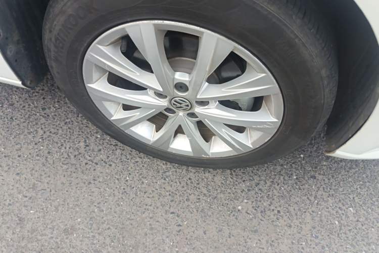 Used Volkswagen Lavida 2017 1.6L Automatic Comfort Edition Right Front Wheel Hub